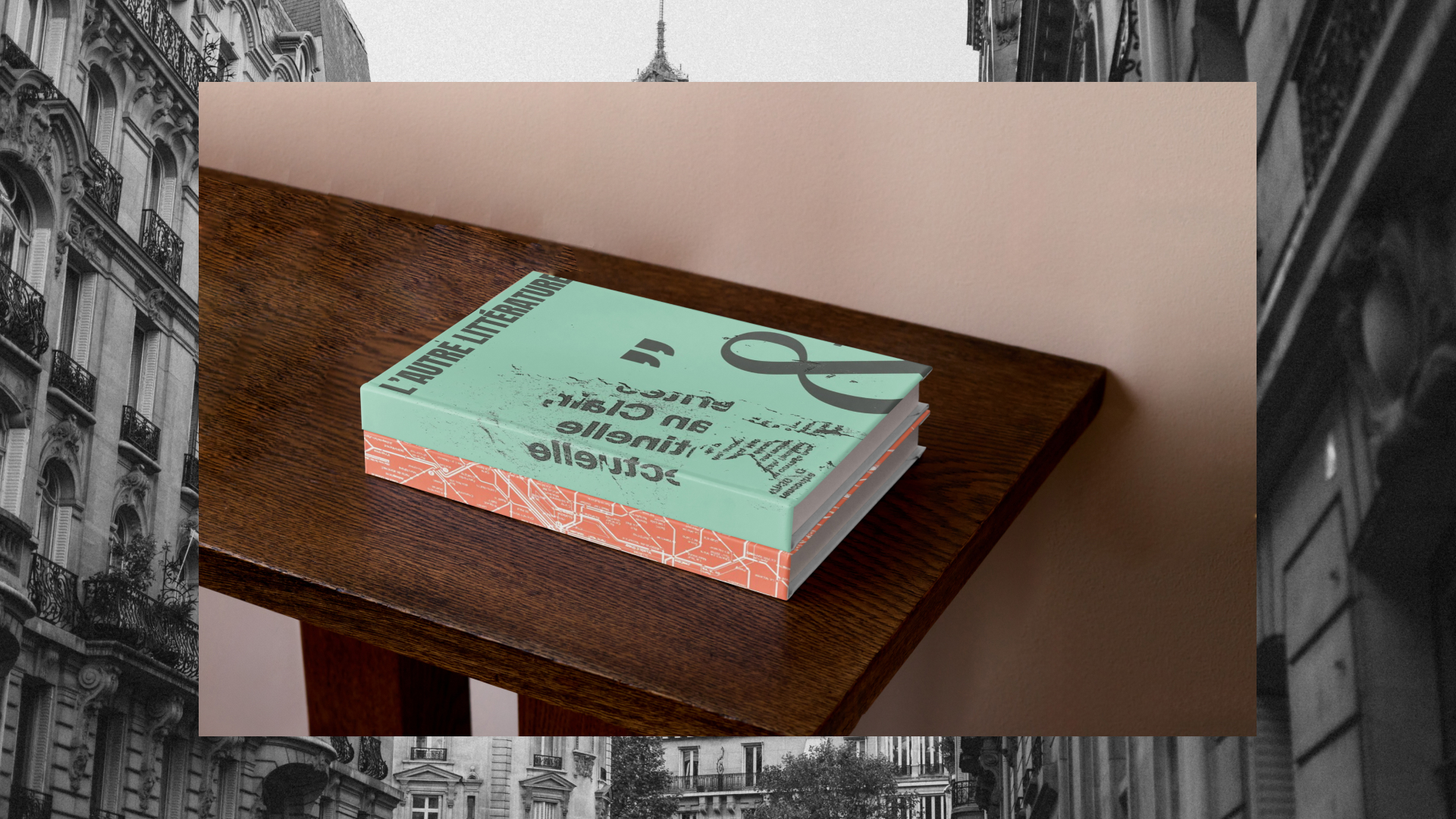 deux livre empillés sur un meuble