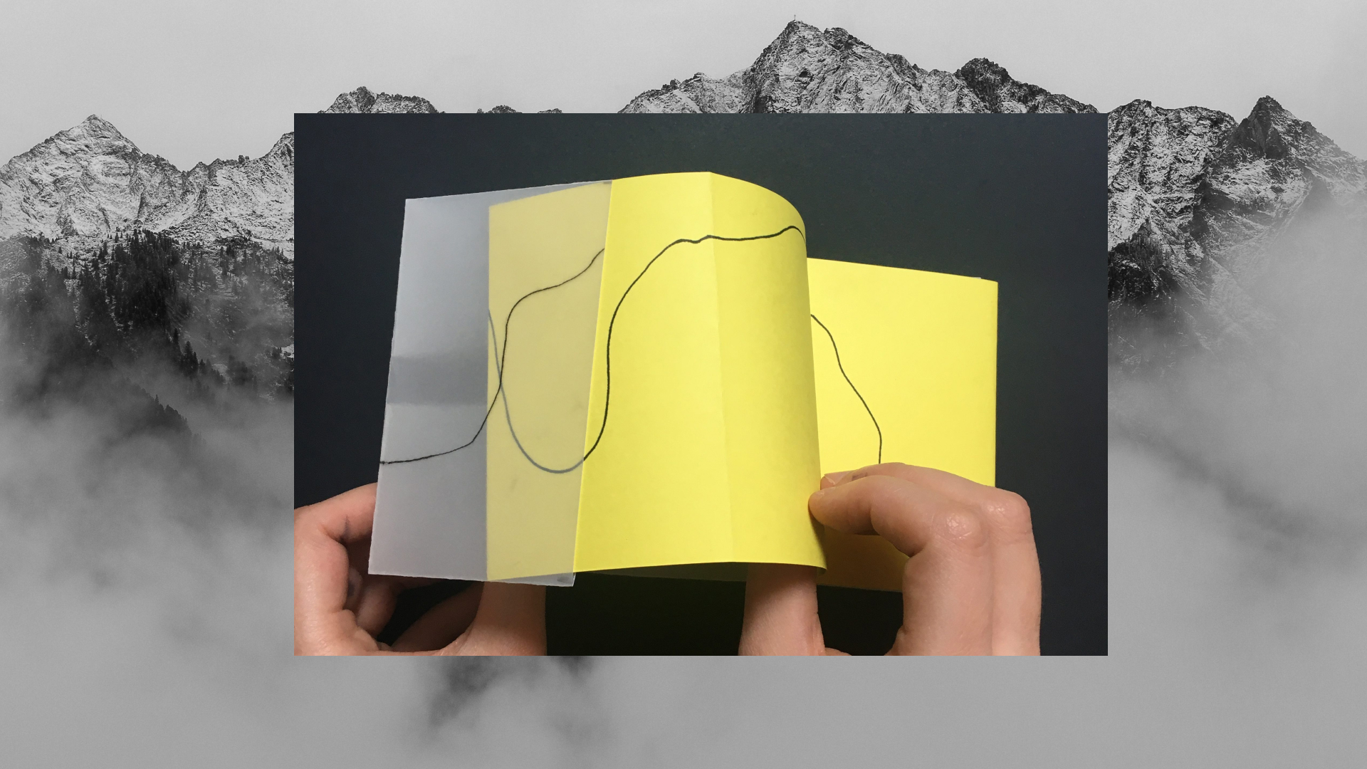 dépliant ouvert sur fond de montagne