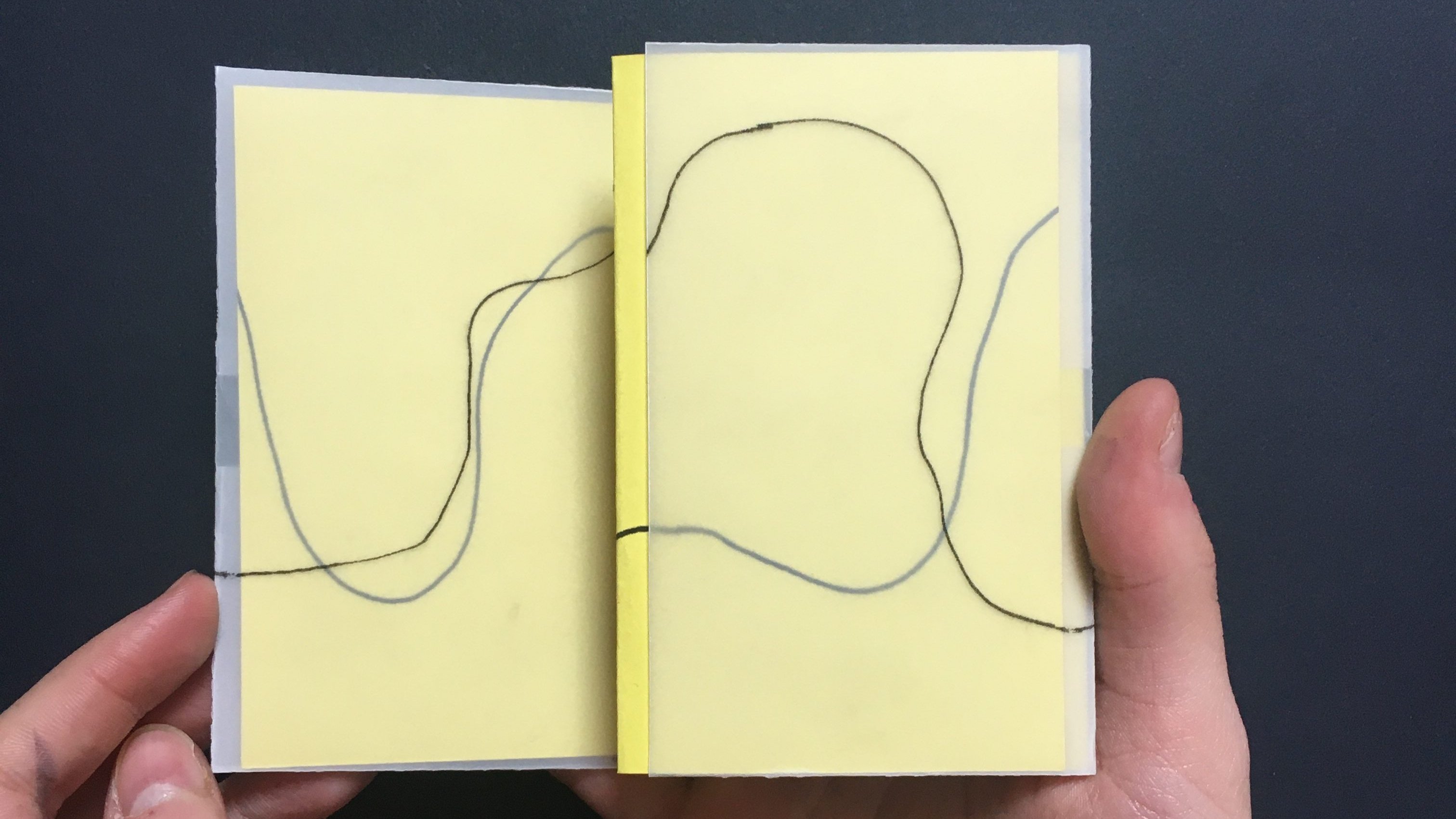 dépliant ouvert avec un graphisme de fil