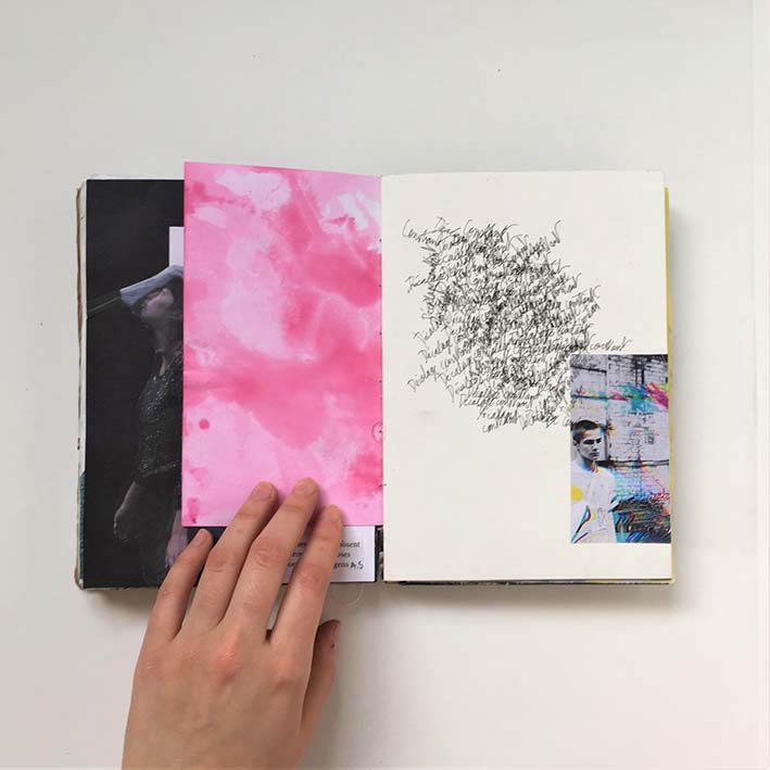 vu d'une page du carnet avec une citation d'auteur