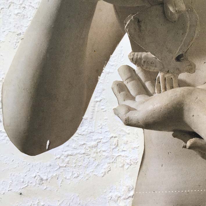 zoom statut qui tient un papillon