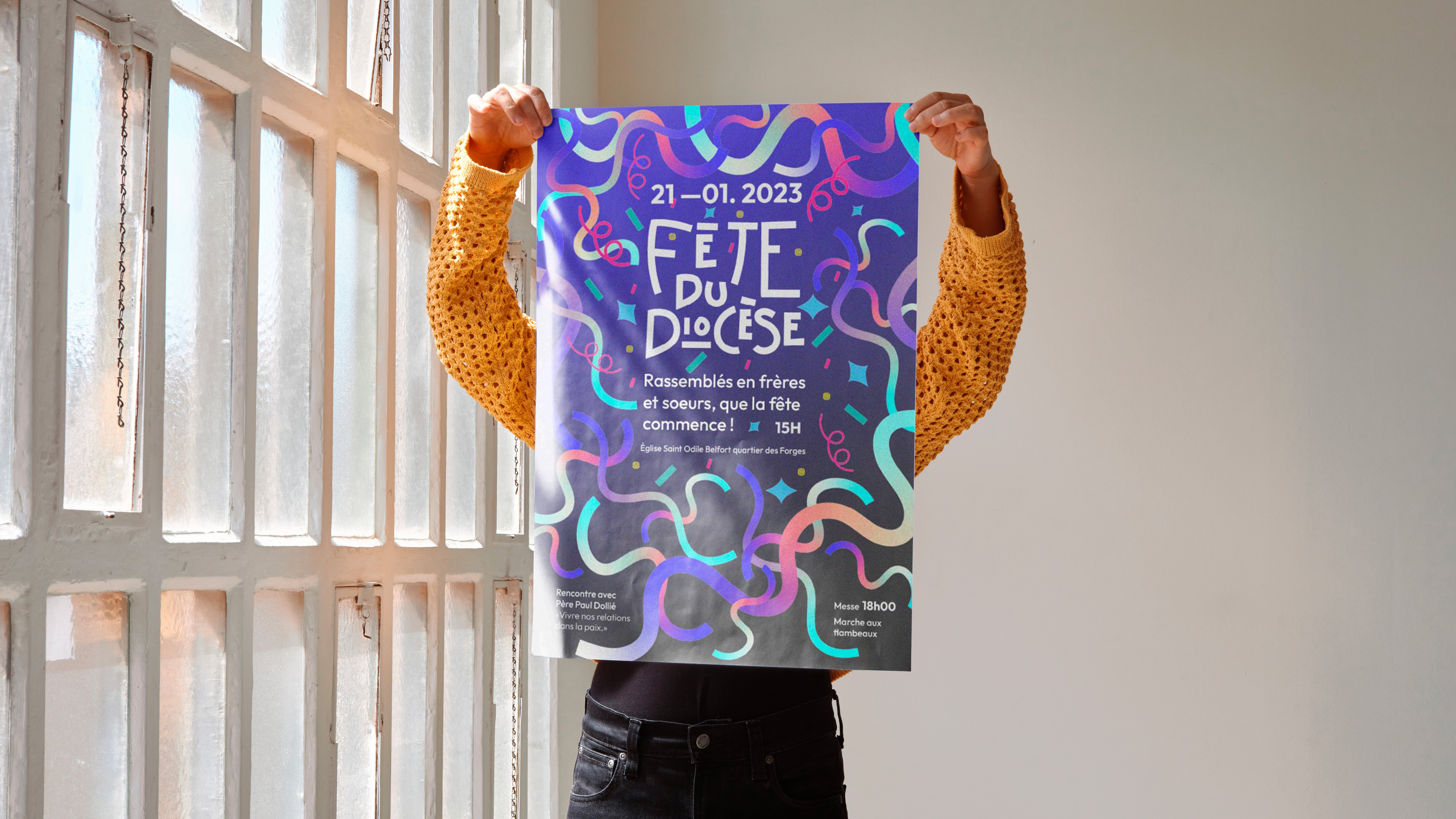 femme qui tient affiche avec des côtillons en dessins