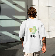 homme de dos avec un t-shirt et le logo dmk
