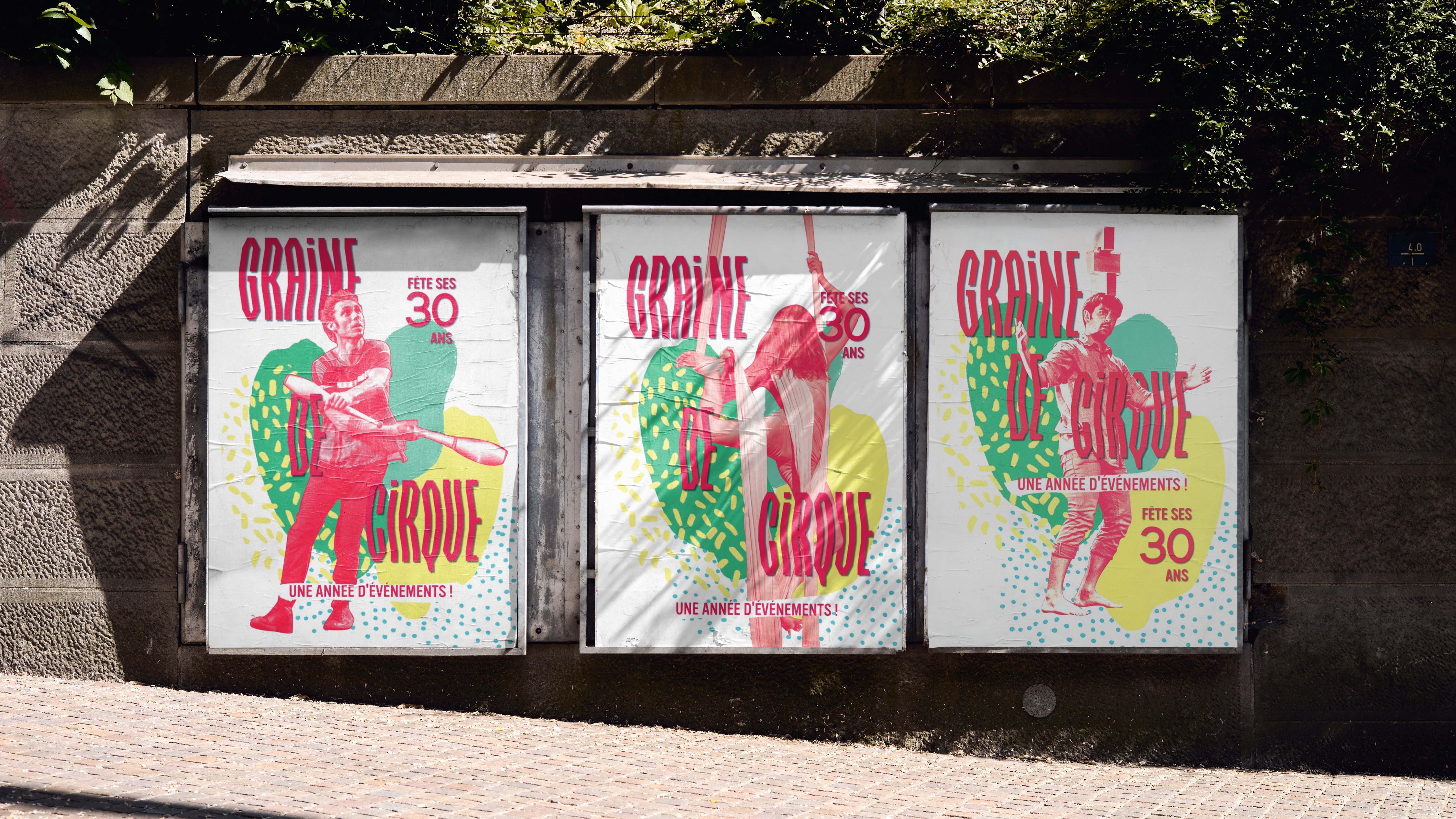 trois affiches dans la rue