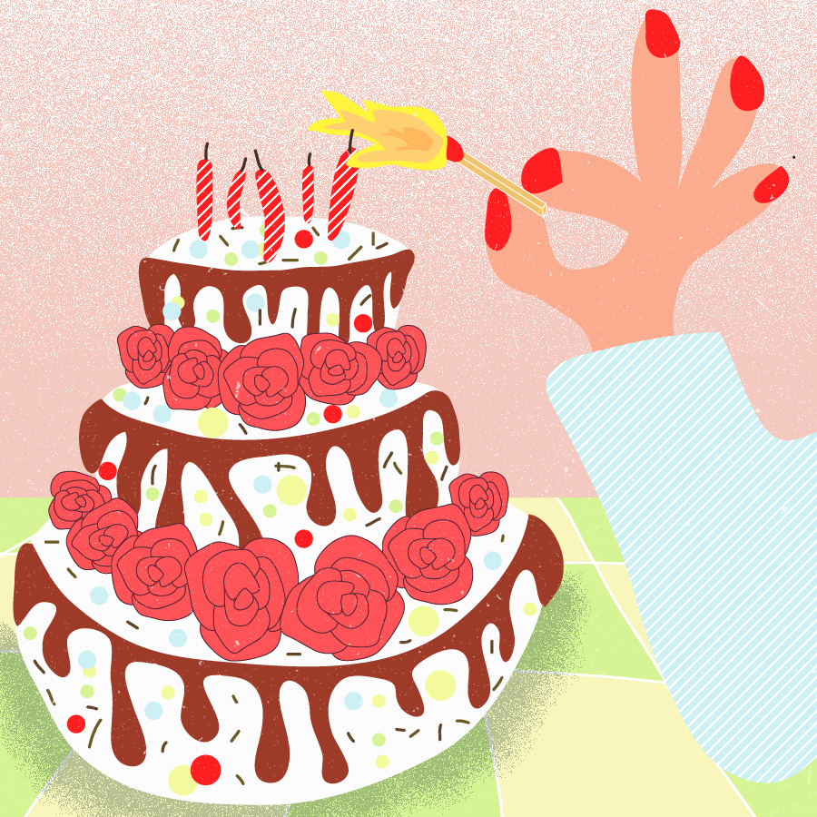 main qui allume un gâteau d'anniversaire