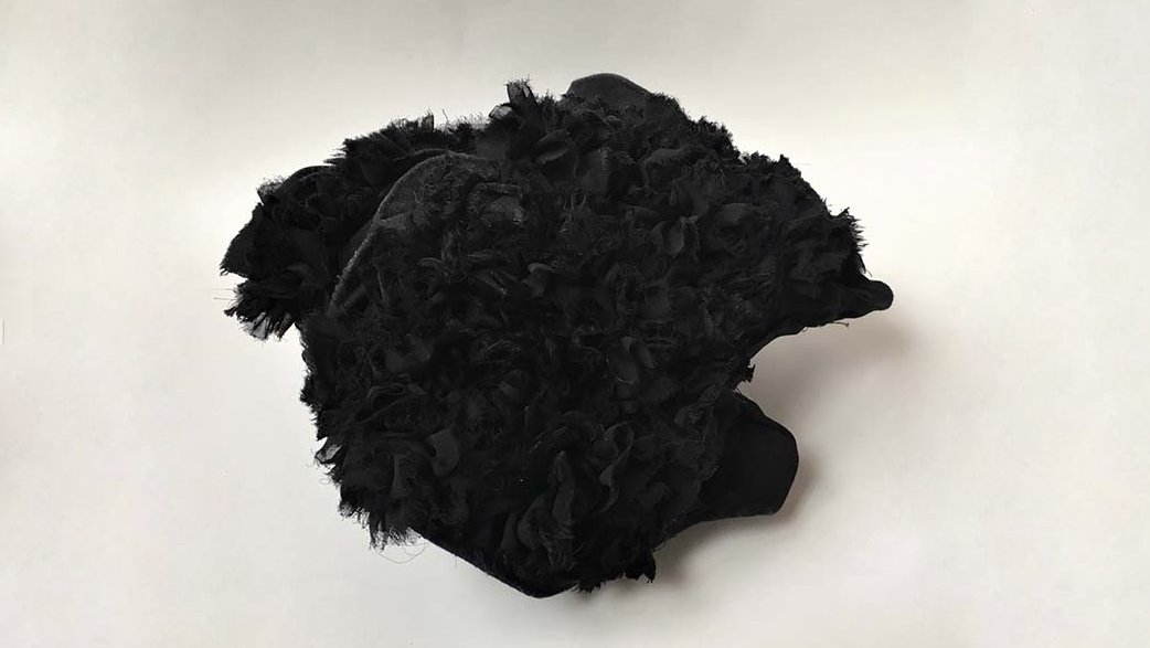 vu d'ensemble de l'objet en tissu à forme organique