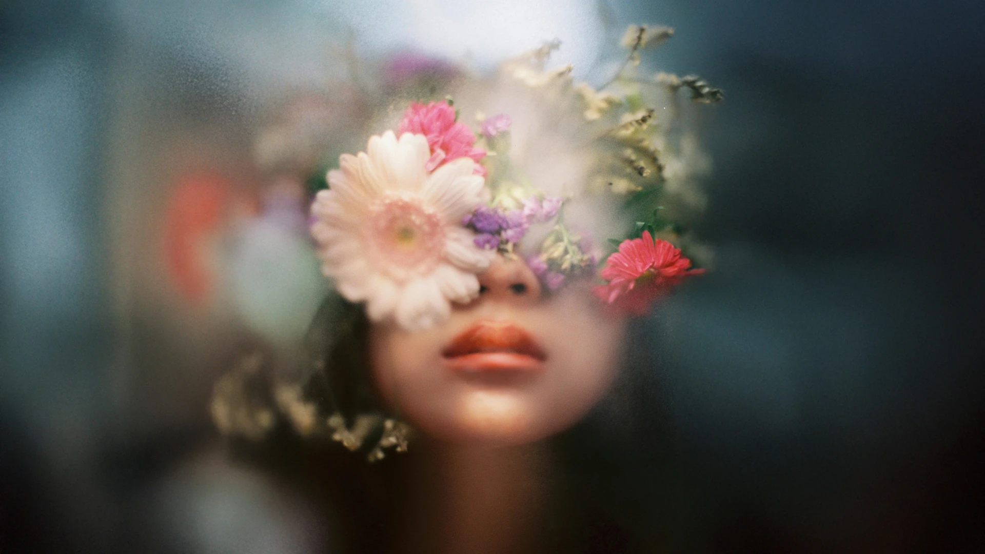 image d'une femme avec des fleurs devant les yeux